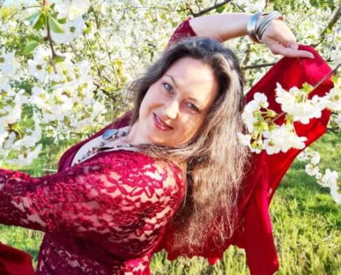 Iris tanzt in Kirschblüten