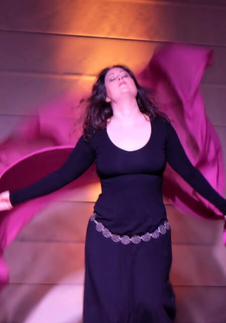 Iris tanzt beim Auftritt mit pinkem Schleier