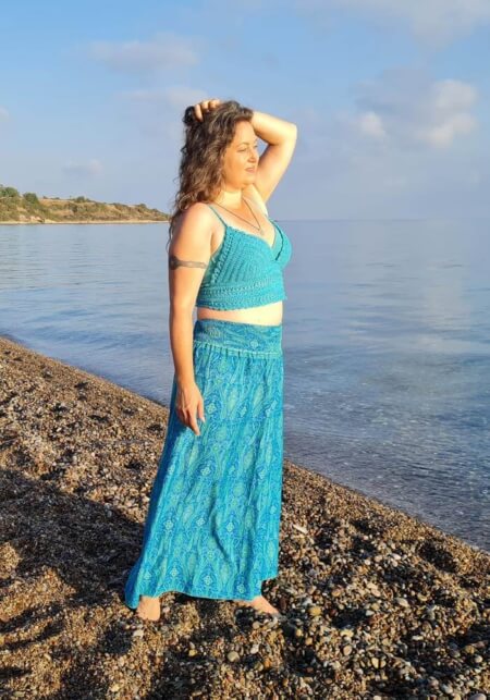 Iris tanzt am Meer ganz in Türkis