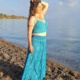 Iris tanzt am Meer ganz in Türkis
