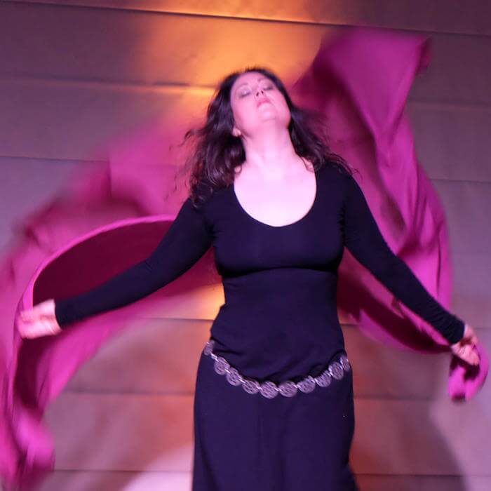Iris tanzt beim Auftritt mit einem pinken Schleier