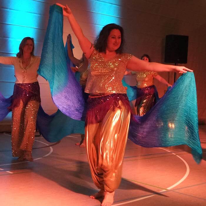 Iris beim Auftritt mit Fächerschleier im goldenen Kostüm