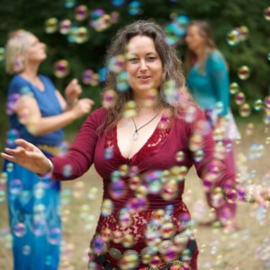 Iris tanzt in Seifenblasen
