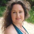 Iris schaut am Strand direkt in die Kamera