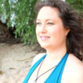 Iris schaut am Strand in die Ferne